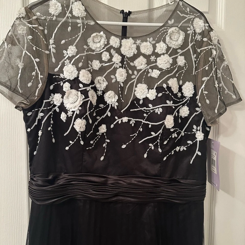 Elegant JS Collections Black and White Floral Gown size 16- brand new - Picture 2 of 7